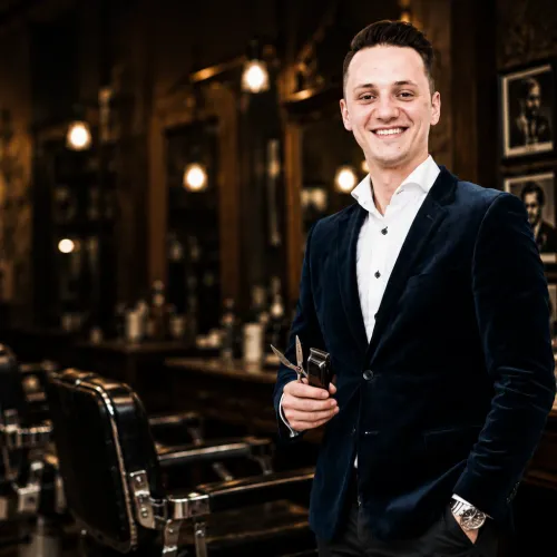 Andrei Daniliuc, maestru frizer, în salonul său Dre The Barber